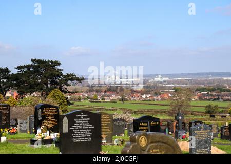 Cimetière Hawarden, cimetière sur une colline avec vue Banque D'Images