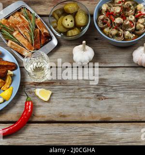 Les jeunes pommes de terre. Des pommes de terre à l'aneth et le beurre dans un bol noir sur une table en bois. Vue de dessus, ru Banque D'Images