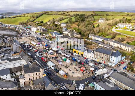 Bantry, West Cork, Irlande. 18th mars 2022. Le marché de Bantry a eu lieu aujourd'hui avec de la musique sur la place dans le cadre du Festival de Saint-Patrick. La place était très fréquentée avec de nombreux stands et des centaines de personnes. Met Éireann a prévu le soleil pour le reste de la journée. Crédit : AG News/Alay Live News Banque D'Images