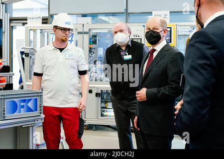 Kaiserslautern, Allemagne. 18th mars 2022. Le chancelier allemand OLAF Scholz (2nd de droite, SPD) se tient sur un stand d'information au Centre allemand de recherche pour l'intelligence artificielle (DFKI). Le chancelier OLAF Scholz visite le Centre de recherche allemand pour l'intelligence artificielle et le quartier général de la police du Palatinat occidental en Rhénanie-Palatinat. Credit: Uwe Anspach/dpa-Pool/dpa/Alamy Live News Banque D'Images