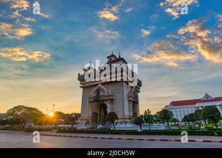 Vientiane Laos, coucher de soleil sur la ville à Patuxai (Patuxay) le plus célèbre point de repère de Vientiane Banque D'Images