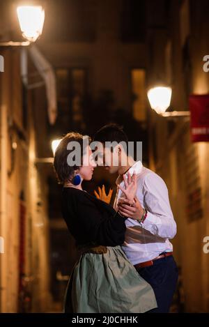 Couple parfait dans l'amour embrassant, dansant dans une rue de ville la nuit. Banque D'Images