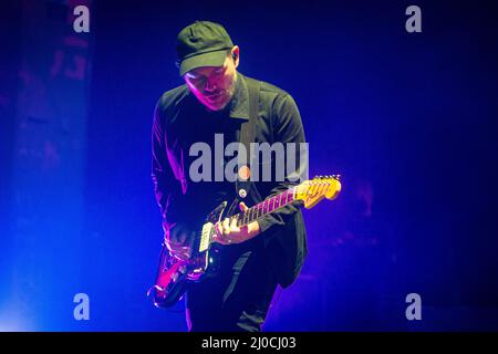 Londres, Royaume-Uni - 16th mars 2022 : Martin Doherty de ChVrches se produit sur scène au O2 Academy Brixton le 16th mars 2022 Banque D'Images