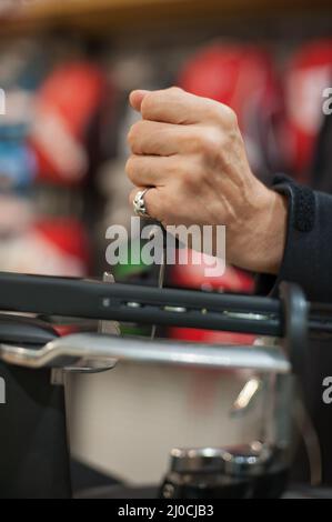 Machine à élingage. Détail des mains de la stringer de tennis tout en tenant l'auge et en faisant la racket de raquette Banque D'Images