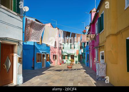 Rue colorée à Burano, près de Venise, Italie Banque D'Images