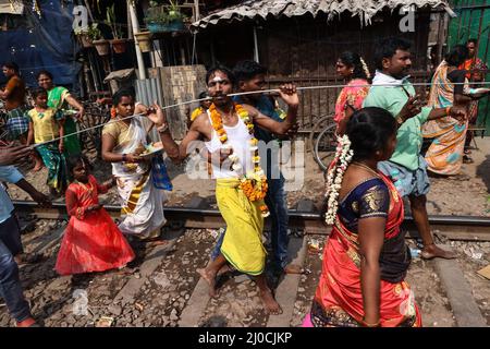 New Delhi, Inde. 18th mars 2022. Un dévot hindou avec une brochette de métal percée sur ses joues participe à la procession de Thaipusam. Crédit : ZUMA Press, Inc./Alay Live News Banque D'Images