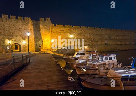 Rhodes vieille ville de nuit, Grèce Banque D'Images