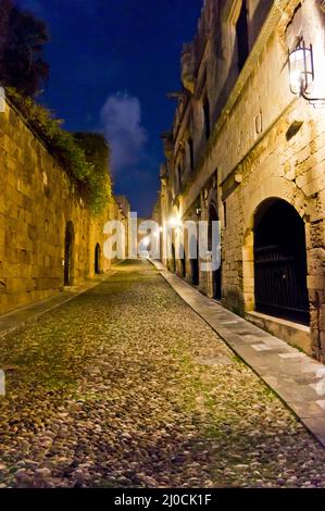 La vieille ville de Rhodes la nuit, rue des Chevaliers, Grèce Banque D'Images