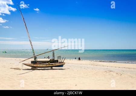 Bateau jangada amarré sur le sable blanc Banque D'Images