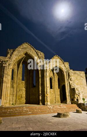 Rhodes vieille ville de nuit, Grèce Banque D'Images