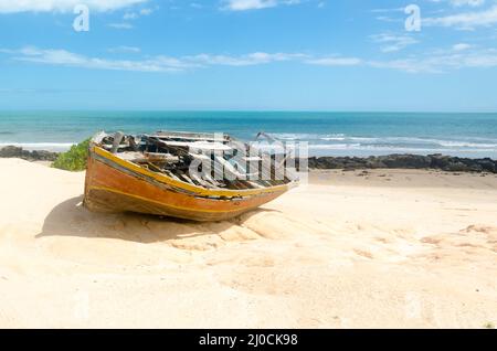 Vue de face d'un canoë cassé sur le sable Banque D'Images