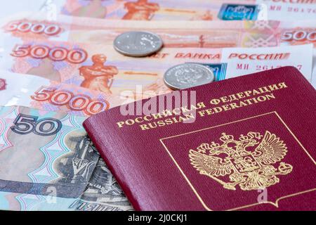 Passeport et billets de banque de la Fédération de Russie (roubles). Les concepts de voyages, de sanctions économiques, de transferts d'argent et d'inflation pour les citoyens russes Banque D'Images