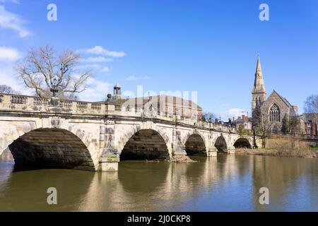 Le pont anglais et Shrewsbury United Reformed Church by the River Severn Shrewsbury Shropshire Angleterre GB Europe Banque D'Images
