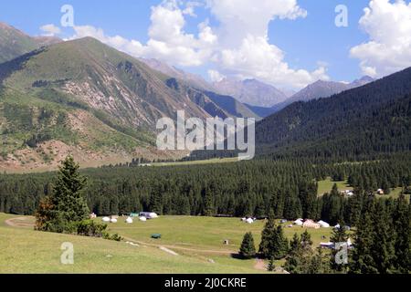 Camp de yurt dans la vallée de Dzhety Oguz près de Karakol, Terskej Alatoo Mountains, Kirghizistan Banque D'Images