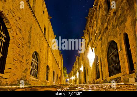 La vieille ville de Rhodes la nuit, rue des Chevaliers, Grèce Banque D'Images