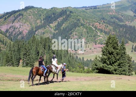 Cavaliers dans la vallée de Jety Oguz, montagnes de Terskej Alatoo, Kirghizistan Banque D'Images