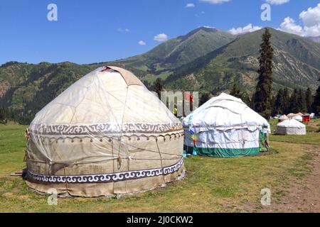 Camp de yurt dans la vallée de Dzhety Oguz près de Karakol, Terskej Alatoo Mountains, Kirghizistan Banque D'Images