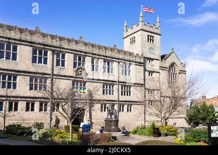 Shrewsbury Library avec la statue de Charles darwin à l'extérieur de Shrewsbury Town Council Castle Gates Shrewsbury Shropshire England GB Europe Banque D'Images