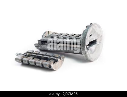 Cylindre cassé de l'aspect d'une seule porte avec pêne dormant, vue en perspective. Mécanisme de verrouillage de porte endommagé qui utilise des goupilles de longueurs variables pour empêcher la serrure Banque D'Images