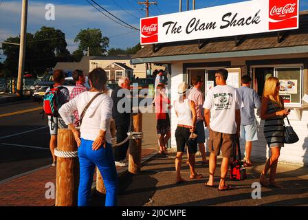 Une foule se rassemble devant un sac de palourdes populaire sur la côte du Maine Banque D'Images