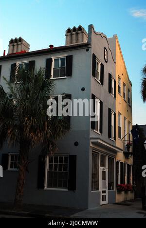La dernière lumière s'estompe sur les maisons historiques de Charleston, en Caroline du Sud Banque D'Images