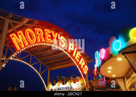 L’entrée de Morey’s Piers à Wildwood, dans le New Jersey, est illuminée contre le ciel de la tombée de la nuit Banque D'Images