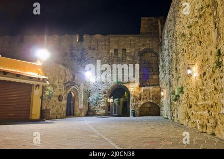 Rhodes vieille ville de nuit, Grèce Banque D'Images