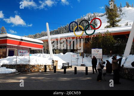 Les anneaux olympiques se trouvent au-dessus d'un village de ski de Squaw Valley, en Californie, où se sont déroulés les Jeux de 1960 Banque D'Images