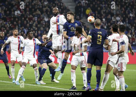 Lyon, France. 17th mars 2022. Moussa Dembele de Lyon, Marko Grujic de Porto lors de l'UEFA Europa League, Round de 16, match de football de 2nd jambes entre l'Olympique Lyonnais (Lyon, OL) et le FC Porto le 17 mars 2022 au stade Groupama de Decines-Charpieu près de Lyon, France - photo: Jean Catuffe/DPPI/LiveMedia crédit: Independent photo Agency/Alay Live News Banque D'Images