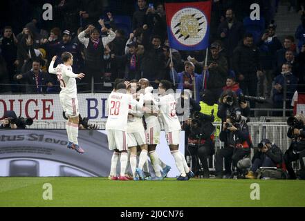 Lyon, France. 17th mars 2022. Moussa Dembele de Lyon célèbre son but avec ses coéquipiers lors de l'UEFA Europa League, Round of 16, match de football à 2nd jambes entre l'Olympique Lyonnais (Lyon, OL) et le FC Porto le 17 mars 2022 au stade Groupama de Decines-Charpieu près de Lyon, France - photo: Jean Catuffe/DPPI/Media LiveCredit: Agence photo indépendante/Alamy Live News Banque D'Images