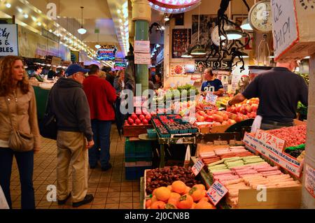 Les clients achètent des fruits et légumes frais au marché de Pike Street à Seattle Banque D'Images