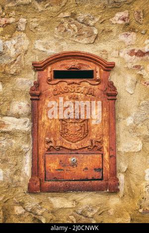 Ancienne boîte aux lettres rouillée Banque D'Images