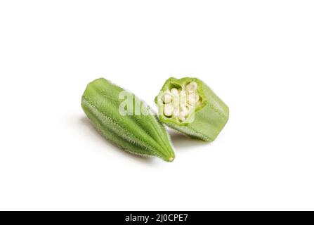 Tranches de graines d'okra isolées sur fond blanc. Légumes verts frais Banque D'Images