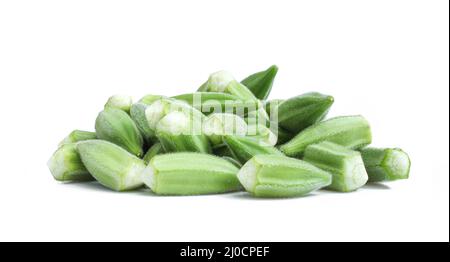 Groupe de graines d'okra vertes isolées sur fond blanc. Légumes frais crus Banque D'Images