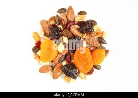 Mélange de fruits secs et de noix isolés sur fond blanc.pile d'abricots secs, pruneaux, canneberges confites, raisins secs et graines de citrouille Banque D'Images