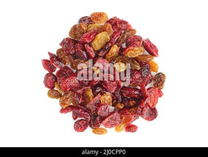 Mélange de raisins secs et de canneberges confites séchées isolées sur fond blanc Banque D'Images