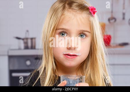 Fille enfant lait lait barbe verre nourriture saine Banque D'Images