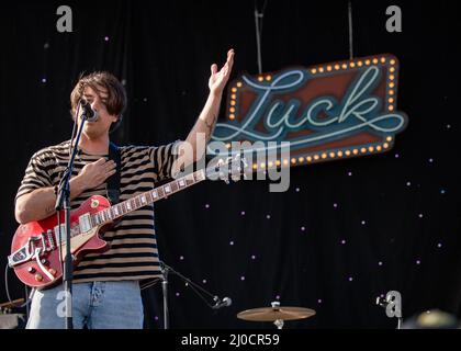 SPICEWOOD, TEXAS - MARS 17: Matthew Vasquez de Delta Spirit se produit en concert lors de la Réunion de chance de 10th ans à Luck, Texas, le 17 mars 2022 à Spicewood, Texas. (Photo de Maggie Boyd/Sipa USA) crédit: SIPA USA/Alay Live News Banque D'Images