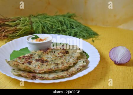 Une image sélective de la délicatesse préférée de Karnataka appelée Akki Rotti sur une table Banque D'Images