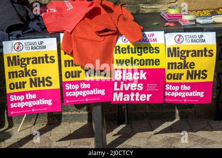 Affiches multicolores peintes à la main, bannières de bienvenue et affiches à Liverpool, Merseyside, Royaume-Uni, le 12th septembre 2015. Rassemblement de bienvenue pour les réfugiés. Une journée nationale d'action a été appelée en réponse aux rapports faisant état de réfugiés fuyant la guerre, la persécution, la torture et la pauvreté, perdant leur vie ou luttant pour trouver un refuge sûr. La Journée nationale d'action est parrainée par Stop the War Coalition, Solidarity with Refugees, Stand up to racisme, BARAC, réseau des droits des migrants, Assemblée populaire, War on Nant, Mouvement contre la xénophobie, Love Music Hate racisme. Soutenir la marche des demandeurs d'asile dans le centre-ville. Banque D'Images