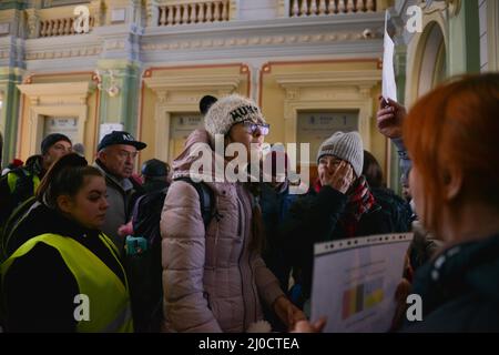 Przemysl, Podkarpackie, Pologne. 18th mars 2022. Les réfugiés d'Ukraine arrivent à la gare de Przemysl, en Pologne. Crédit : ZUMA Press, Inc./Alay Live News Banque D'Images