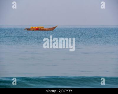 Vider le bateau de pêcheur dans la mer d'Arabie à Coastal Maharashtra, Sindhudurga Banque D'Images