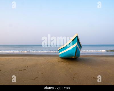 Vider le bateau de pêcheur dans la mer d'Arabie à Coastal Maharashtra, Sindhudurga Banque D'Images