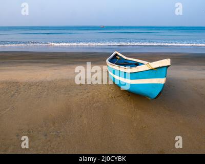 Vider le bateau de pêcheur dans la mer d'Arabie à Coastal Maharashtra, Sindhudurga Banque D'Images