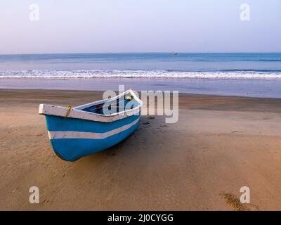 Vider le bateau de pêcheur dans la mer d'Arabie à Coastal Maharashtra, Sindhudurga Banque D'Images