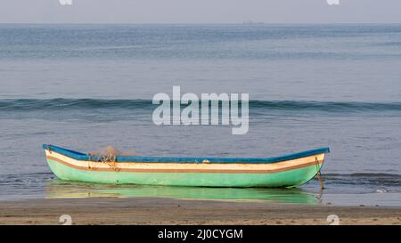 Vider le bateau de pêcheur dans la mer d'Arabie à Coastal Maharashtra, Sindhudurga Banque D'Images