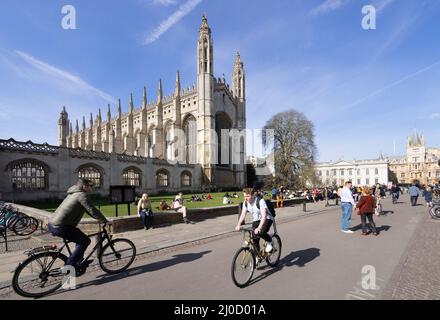 Cambridge cyclisme - les gens qui font du vélo le jour ensoleillé du printemps, Kings Parade, en face de Kings College Chapel, Cambridge City Centre, Cambridge UK Banque D'Images