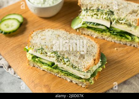 Sandwich maison à la Déesse verte saine avec avocat Mozarella et concombres Banque D'Images