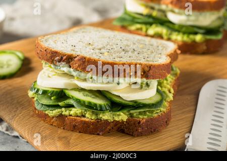 Sandwich maison à la Déesse verte saine avec avocat Mozarella et concombres Banque D'Images