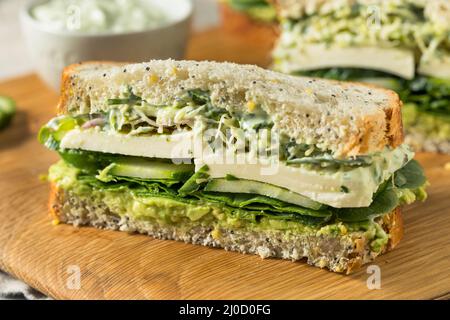 Sandwich maison à la Déesse verte saine avec avocat Mozarella et concombres Banque D'Images